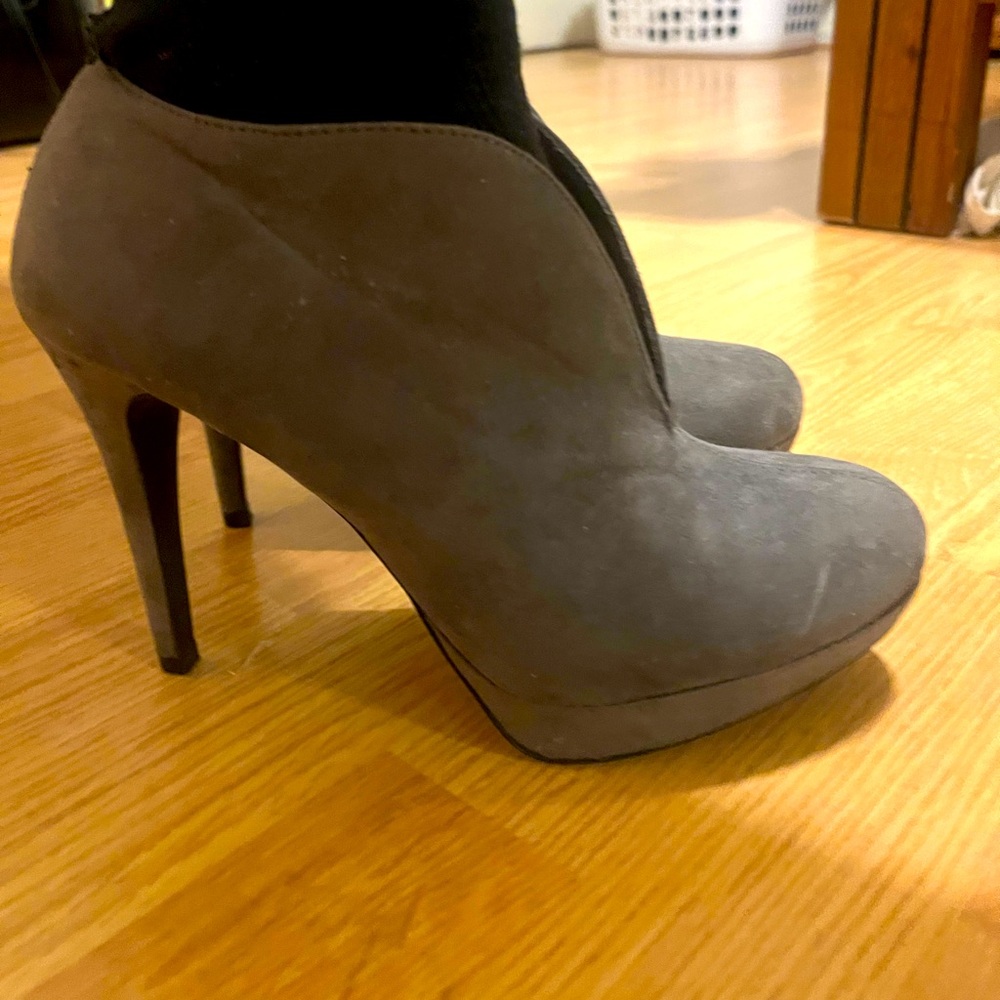 Audrey Brooke size 9 bootie heels grey suede